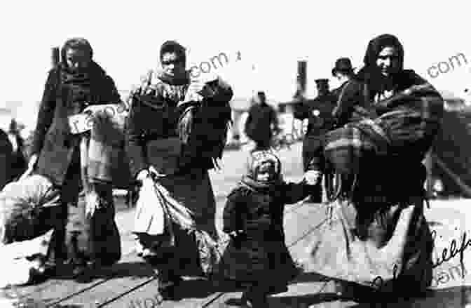 A Group Of Immigrants From Eastern Europe Arriving On The Lower East Side, Carrying Their Belongings And Looking Bewildered The Jewish East Side: 1881 1924 (The Library Of Conservative Thought 5)